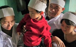 Xót xa người ông quên mình cứu con dâu và hai cháu giữa lũ dữ