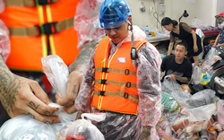 Người đàn ông xăm trổ kín mình và nhóm bạn "ngâm nước từ đêm tới sáng" để cứu trợ bà con vùng lũ