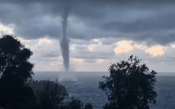 Vòi rồng khổng lồ xuất hiện trên biển khiến người dân sốc nặng