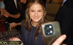 Công chúa Leonor và em gái “copy” gu của Vương hậu Letizia: Ba mẹ con hoàng gia Tây Ban Nha đẹp đều như nhau