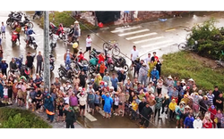 Trực thăng cứu trợ xã Hòa Mỹ, hàng trăm người dân mừng rỡ