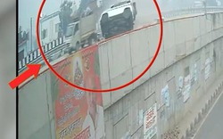 Đâm trúng xe tải, ô tô con lộn nhiều vòng trên cầu vượt