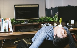 “Cơn đau đầu” mới của Hàn Quốc: Đi làm xa nhất thế giới khiến nhân viên “tắt cảm xúc”, doanh nghiệp mất năng suất