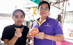 Đang ăn ốc luộc, người đàn ông bỗng nhiên đổi đời vì cắn trúng kho báu 8 tỷ ngay trong miệng