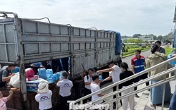 Hơn 180 tấn hàng đổ về các nhà ga metro TPHCM gửi người dân vùng lũ