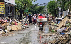 Người dân Nha Trang tất bật dọn "núi" rác thải sau lũ lịch sử