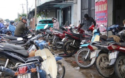 Cảnh người dân Đắk Lắk ùn ùn đi sửa xe sau lũ dữ