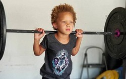 Cô bé 4 tuổi hít xà, lên 5 tuổi đã chống đẩy 60 cái khiến thanh niên còn nể, nhìn thể hình là choáng váng