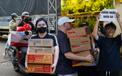 Người dân TP.HCM dành trọn 2 ngày cuối tuần ở các điểm tiếp nhận cứu trợ, ngưng quyên góp một thứ!