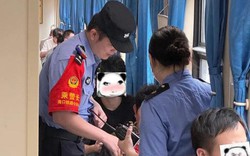 Vô tình liếc nhìn điện thoại cụ bà ngồi cạnh, nam sinh tái mặt trước tin nhắn mình thấy, vội vàng báo nhân viên an ninh