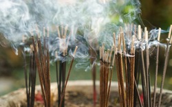 Tại sao nên kiêng thắp hương buổi tối?