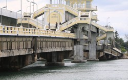 Người đàn ông cố tình lao ô tô xuống sông, nhân viên cứu hộ sửng sốt khi nhìn vào bên trong xe