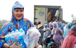 Rơi nước mắt nơi rốn lũ Hoà Thịnh: Người dân xếp hàng dài chờ nhận đồ từ thiện, chỉ mong xin được vài bộ quần áo khô để mặc qua ngày