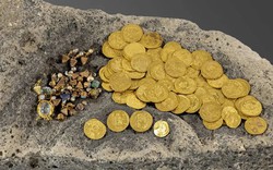 Tình cờ đi ngang một tảng đá lớn, người phụ nữ bất ngờ phát hiện 97 đồng tiền vàng nguyên chất cùng hàng chục món trang sức tinh xảo