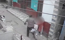Người đàn ông bị camera ghi lại hành động gây sốc trên phố