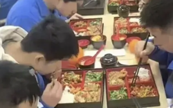 Trường cấp 3 lập khu riêng trong canteen cho học sinh giỏi ăn uống sang chảnh: MXH bùng tranh cãi!