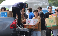 Hình ảnh đông đảo người dân TPHCM tranh thủ quyên góp vật phẩm trước giờ ngừng tiếp nhận