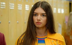 Xem phim Sex Education, tôi nhận ra mình đã dạy con cách "khoe khoang" tinh tế, giống hệt những người lớn đạo đức giả