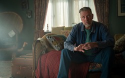 Xem phim Sex Education, tôi và chồng tranh cãi kịch liệt về việc ai là người đã đẩy con ra xa