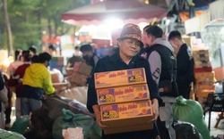 Hà Nội đêm không ngủ: Những đôi tay không ngơi nghỉ chuẩn bị đồ cứu trợ hướng về miền Trung