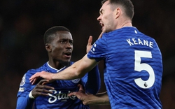 Cầu thủ Everton lục đục nội bộ, tát đồng đội ngay giữa sân khiến tất cả sững sờ.