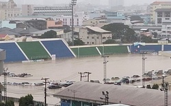 Sân U22 Việt Nam thi đấu SEA Games 33 chìm trong mưa lũ