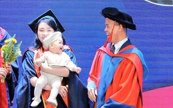 Tân thạc sĩ bế con nhận bằng, khoảnh khắc em bé mỉm cười gây "bão" mạng xã hội
