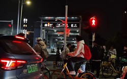 Cảnh tượng xảy ra trong đêm khiến nhiều người bật khóc: Cha mẹ sẽ không bao giờ biết được con cái yêu mình đến nhường nào