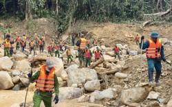 Hơn 100 người bám hiện trường sạt lở núi, tìm 2 nạn nhân mất tích