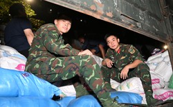 Hà Nội bốc xếp "30 tấn yêu thương" xuyên đêm gửi miền Trung