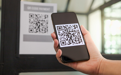 Tháng 12 năm nay, khách hàng sẽ được phép dùng tài khoản ngân hàng Việt để quét mã QR thanh toán tại Trung Quốc và ngược lại