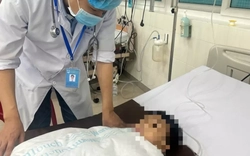 Người đàn ông ôm hai cháu nhỏ nhảy cầu, một cháu không qua khỏi