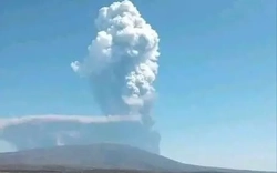 Núi lửa phun trào sau 12.000 năm gây 'tê liệt' hàng không quốc tế