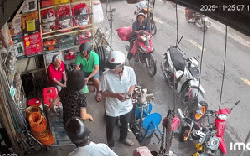 Đi giao dừa cho khách, người đàn ông bị đạp ngã trước đầu ô tô: Bất ngờ nguyên nhân phía sau