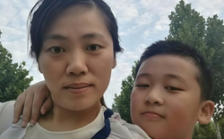 Đang ôm con trai 12 tuổi vỗ về, bà mẹ Hà Nội nhận 2 câu hỏi “nhạy cảm” khiến chị đứng tim: “Không lẽ giờ mẹ không được ôm con nữa?”