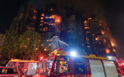 Khu chung cư Hong Kong (Trung Quốc) vẫn cháy sau 16 tiếng: Số người chết tăng lên 44, 3 người bị bắt giữ