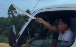 Tài xế ô tô không thắt dây an toàn, cầm dao "hổ báo" trên cao tốc