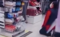 Ngăn cản đứa trẻ chạy nhảy trong cửa hàng khiến người mẹ nổi giận đùng đùng, 1 nữ nhân viên phải quỳ gối xin lỗi