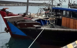 Ngư dân tiếp cận chiếc "tàu ma" trôi dạt trên biển