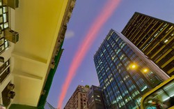 "Cây cầu lạ" xuất hiện trên bầu trời Hong Kong (Trung Quốc) sau 3 tiếng vụ cháy như tận thế