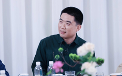 Tỷ phú xe điện gây bất ngờ bởi lối sống giản dị: Dùng đồ cũ, tự chụp mẫu để tiết kiệm phí thuê người