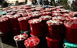 Gỡ bí mật bên trong những chiếc thùng vận chuyển từ Huế vào vùng lũ: Mỗi thùng nặng 20kg