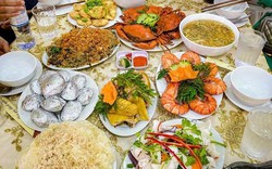 Vừa thấy cỗ cưới của bạn, cô gái liền đứng dậy ra ngoài: 10 năm sau, cô dâu mới có được lời giải thích