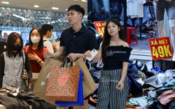 Dạo 1 vòng Hà Nội và TP.HCM tối Black Friday: Nơi hàng trăm người chen chân mua sắm, chỗ lại vắng hoe
