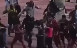 Ẩu đả kinh hoàng trên sân bóng: 17 người bị đuổi khỏi sân, HLV bị đánh phải cấp cứu gấp