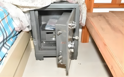 Đi làm xa gửi về nhà 33 triệu/tháng, người đàn ông chết lặng phát hiện ra bí mật trong két sắt