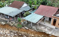 Rợn người những căn nhà chênh vênh bên bờ suối sạt lở sau 4 trận lũ liên tiếp