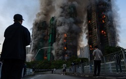 Cặp vợ chồng thoát chết trong đám cháy ở Hong Kong (Trung Quốc) nhờ khăn ướt