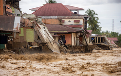 Thảm họa lũ lụt Indonesia: 174 người thiệt mạng, nhiều thi thể không nhận diện chôn trong ngôi mộ tập thể