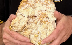 Người đàn ông bẻ đôi cục đá, phát hiện 69 cây vàng trị giá hơn 10 tỷ đồng bên trong